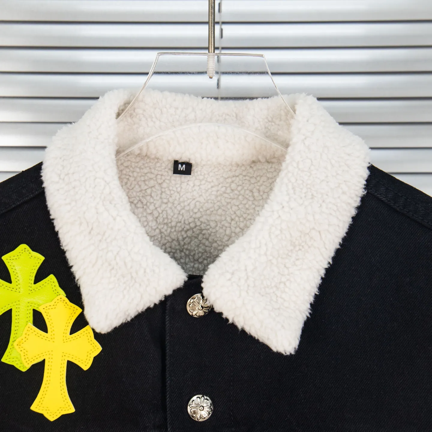 P360 high version (lamb wool) Chrome Hearts Chrome Hearts colorful patchwork lamb fur collar jacket, the same style as the Internet celebrity star's cross-printed denim jacket, the unique cross design element is full of design. It is made of 100% denim cotton fabric with heavy coarse yarn count, which ensures a stiff and tough silhouette while being soft, comfortable and breathable. The lapel is designed with silver buttons and is full of texture. The classic white cross logo is all over the dress, making it a perfect versatile style for spring and summer! The original loose version is made of high-quality pure cotton fabrics. The fabric pattern is high-definition and delicate without burrs. It is comfortable and breathable to wear. All the buttons are molded and customized. It is casual and fashionable and can be matched with any bottoms. It can be windproof and sunproof in spring and summer. It can be worn outside in autumn and winter! Easily concave shape makes you look slimmer and taller, perfect for both men and women! Style number: 1838# Color: Black Size: S M L XL